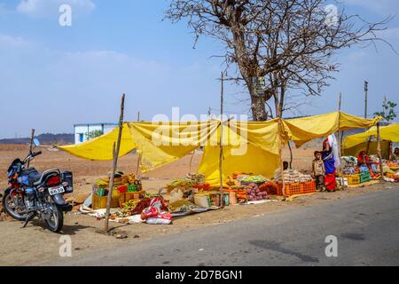 Étals temporaires vendant des produits et des marchandises locaux sur un marché en bord de route dans un village du Madhya Pradesh, en Inde Banque D'Images