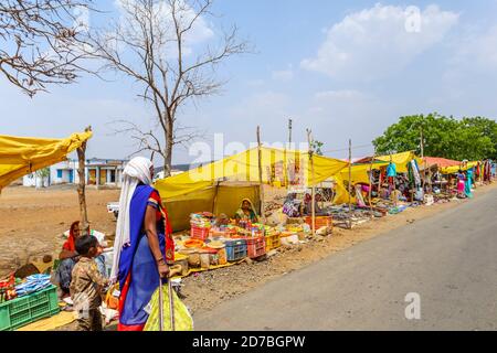 Étals temporaires vendant des produits et des marchandises locaux sur un marché en bord de route dans un village du Madhya Pradesh, en Inde Banque D'Images