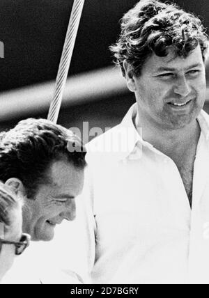 AJAXNETPHOTO. 7 SEPTEMBRE 1973. PORTSMOUTH, ANGLETERRE. - RIVAUX - (G-D) LE YACHTSMAN FRANÇAIS ERIC TABARLY, SKIPPER DE PEN DUICK VI ET SON RIVAL D'ARC CHAY BLYTH, SKIPPER DE LA GRANDE-BRETAGNE II, PARTAGENT UNE BLAGUE SUR LE QUAI DE PORTSMOUTH AVANT LE DÉBUT DE LA PREMIÈRE COURSE DE WHITBREAD AUTOUR DU MONDE. PHOTO:JONATHAN EASTLAND/AJAX REF:7377 73 Banque D'Images