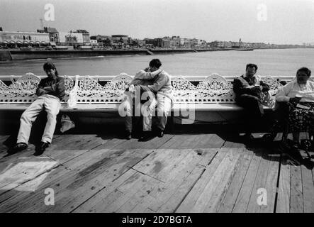 AJAXNETPHOTO. AVRIL 1994. BLACKPOOL, ANGLETERRE. - SUR CENTRAL PIER. LANCASHIRE EMPLACEMENT EN BORD DE MER DANS LE FILM 1961 UN GOÛT DE MIEL AVEC RITA TUSHINGHAM ET DORA BRYAN. PHOTO:JONATHAN EASTLAND/AJAXREF:L21SA 0494 Banque D'Images