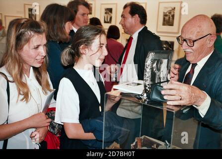 AJAXNETPHOTO. 15 JUILLET 1995. OXFORD, ANGLETERRE. - PHOTOGRAPHE HUMANISTE FRANÇAIS - WILLY RONIS (À DROITE) SIGNE DES COPIES DE SON LIVRE AU MUSÉE D'ART MODERNE QUI PRÉSENTE SON EXPOSITION VIE-TRAVAIL.PHOTO:JONATHAN EASTLAND/AJAX REF:CD3527 09 7 Banque D'Images