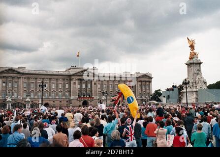 AJAXNETPHOTO. 23 JUILLET 1986. LONDRES, ANGLETERRE. - LES FOULES SE RASSEMBLENT DEVANT LE PALAIS DE BUCKINGHAM POUR VOIR LE PRINCE ANDREW ET SARAH FERGUSON - DUC ET DUCHESSE D'YORK - SE DÉFERLE À LA FOULE DEPUIS LE BALCON DU PALAIS APRÈS LEUR MARIAGE. PHOTO : JONATHAN EASTLAND/AJAX REF:81403 1986 5 1 Banque D'Images