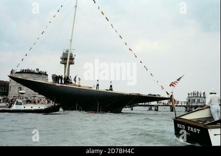 AJAXNETPHOTO. 1984. CALSHOT, ANGLETERRE. - UNE NOUVELLE VIE POUR LE YACHT DE LA COUPE DE L'AMÉRIQUE - LES FOULES SE RASSEMBLENT À CALSHOT BROCHE POUR ASSISTER À LA RELANCE DE L'EFFORT DE YACHT DE CLASSE J APRÈS QUE SON HULL A ÉTÉ TOTALEMENT RECONSTRUIT PAR LE PROPRIÉTAIRE JOHN AMOS SUR UNE PÉRIODE DE SIX ANS. LE YACHT A ÉTÉ RÉCEMMENT ACHETÉ PAR L'AMÉRICAIN ELIZABETH MEYER QUI PRÉVOIT D'AVOIR LE YACHT ENTIÈREMENT RESTAURÉ EN HOLLANDE. PHOTO:STEVE FOULKES/AJAXREF:41402 6 Banque D'Images
