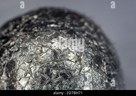 Vue technique abstraite inhabituelle de la boule en aluminium froissée, gros plan, macro photographie Banque D'Images