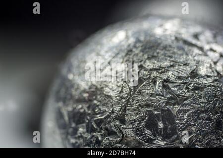 Vue technique abstraite inhabituelle de la boule en aluminium froissée, gros plan, macro photographie Banque D'Images
