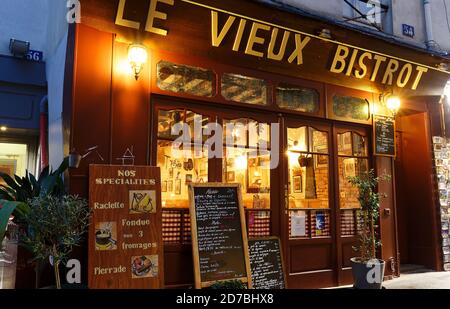 Le vieux Bistro est un charmant petit restaurant situé rue Mouffetard à Paris, en France. Banque D'Images
