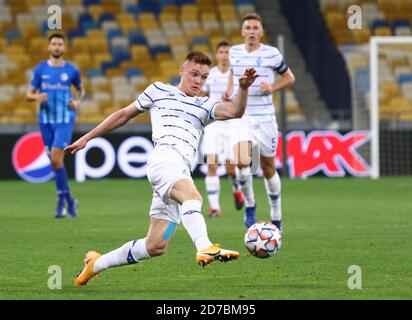 KIEV, UKRAINE - 29 SEPTEMBRE 2020 : Viktor Tsygankov de Dynamo Kyiv contrôle une balle lors du match de la Ligue des champions de l'UEFA contre Gent au stade NSC Olimpiyskyi. Dynamo a gagné 3-0 Banque D'Images