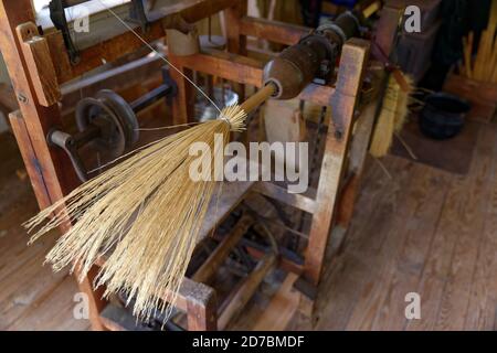 Équipement de fabrication de balais d'antiquités à la boutique du fabricant de balais de Furnace Town, Snow Hill, Maryland, États-Unis Banque D'Images