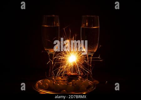 Champagne verres avec bulles avec foyer pour Noël et Célébration du nouvel an au Mexique Banque D'Images