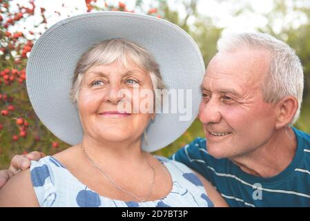 Photo d'extérieur authentique de couple vieillissant s'amusant dans le jardin et béni avec amour. Concept d'amour Banque D'Images