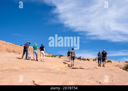 Les randonneurs marchent le long de la piste jusqu'à Delicate Arch dans le parc national d'Arches, Utah Banque D'Images