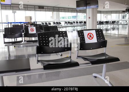 PALMIRA, COLOMBIE - OCTOBRE 2020 : salle d'attente vide à l'aéroport de Cali en Colombie pendant la pandémie COVID-19 avec signes de distanciation sociale sur les chaises Banque D'Images