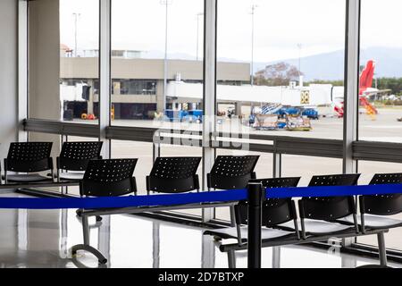 PALMIRA, COLOMBIE - OCTOBRE 2020 : salle d'attente vide à l'aéroport de Cali en Colombie pendant la pandémie COVID-19 avec signes de distanciation sociale sur les chaises Banque D'Images