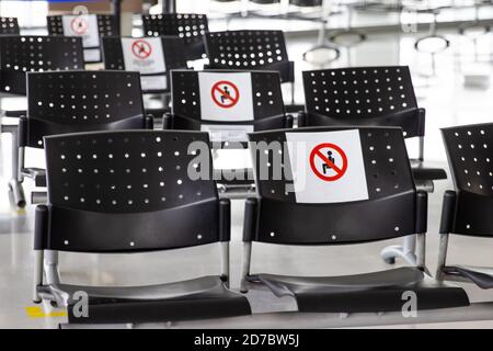 PALMIRA, COLOMBIE - OCTOBRE 2020 : salle d'attente vide à l'aéroport de Cali en Colombie pendant la pandémie COVID-19 avec signes de distanciation sociale sur les chaises Banque D'Images