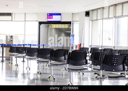 PALMIRA, COLOMBIE - OCTOBRE 2020 : salle d'attente vide à l'aéroport de Cali en Colombie pendant la pandémie COVID-19 avec signes de distanciation sociale sur les chaises Banque D'Images