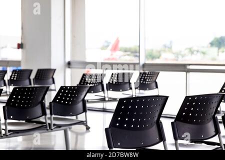 PALMIRA, COLOMBIE - OCTOBRE 2020 : salle d'attente vide à l'aéroport de Cali en Colombie pendant la pandémie COVID-19 avec signes de distanciation sociale sur les chaises Banque D'Images