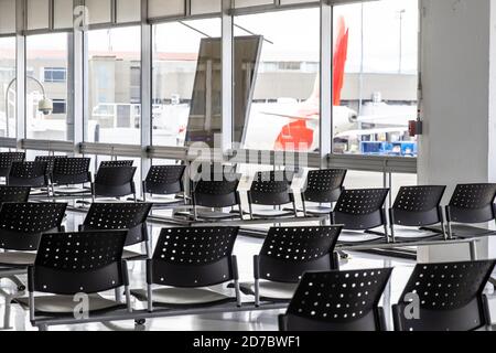 PALMIRA, COLOMBIE - OCTOBRE 2020 : salle d'attente vide à l'aéroport de Cali en Colombie pendant la pandémie COVID-19 avec signes de distanciation sociale sur les chaises Banque D'Images