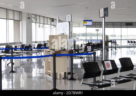 PALMIRA, COLOMBIE - OCTOBRE 2020 : salle d'attente vide à l'aéroport de Cali en Colombie pendant la pandémie COVID-19 avec signes de distanciation sociale sur les chaises Banque D'Images