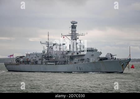 La frégate de type 23 de la Royal Navy HMS Sutherland (le Clan de combat) est arrivée à Portsmouth (Royaume-Uni) le 21 octobre 2020 pour une courte visite. Banque D'Images