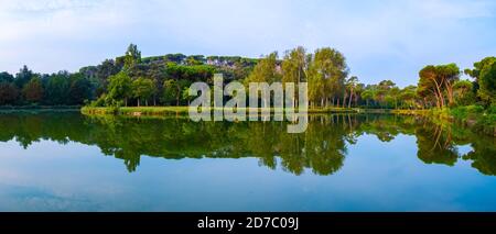 Parc de la ville de Rome, Italie: Villa Ada au lever du soleil panorama Banque D'Images