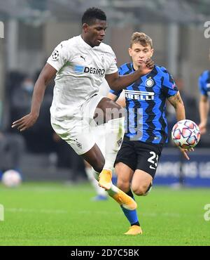 Milan. 22 octobre 2020. Nicolo Barella (R) du FC Inter rivalise avec Breel Embolo de Moenchengladbach lors du match de football du groupe B de la Ligue des champions de l'UEFA entre le FC Inter et Borussia Moenchangegladbach à Milan, en Italie, le 21 octobre 2020. Credit: Xinhua/Alay Live News Banque D'Images