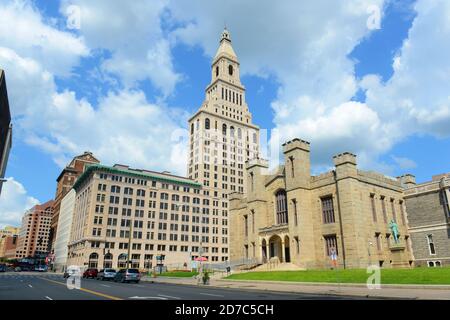 Ville moderne de Hartford incluant Travelers Tower et le musée d'art Wadsworth Atheneum au centre-ville de Hartford, Connecticut, États-Unis. Banque D'Images