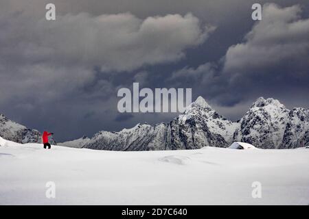 Femme en manteau rouge aux îles Lofoten, en Norvège Banque D'Images