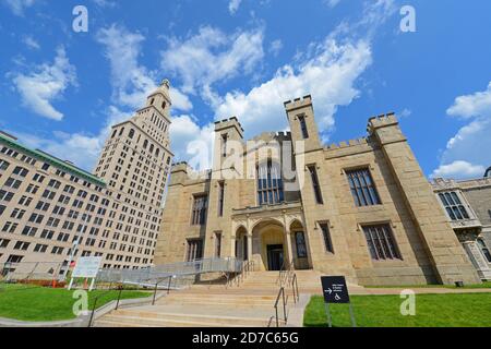 Ville moderne de Hartford incluant Travelers Tower et le musée d'art Wadsworth Atheneum au centre-ville de Hartford, Connecticut, États-Unis. Banque D'Images