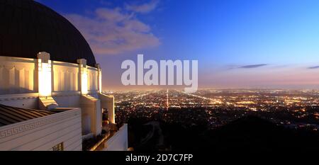 Griffith Park Observatory et Los Angeles City la nuit Banque D'Images