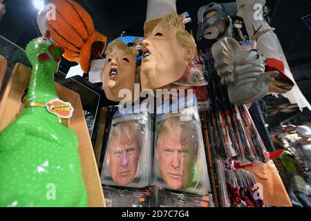 New York, États-Unis. 21 octobre 2020. Masques en caoutchouc et masques en papier représentant le président américain Donald Trump exposés et en vente à la boutique de costumes Halloween Halloween Adventure à New York, NY, le 21 octobre 2020. (Anthony Behar/Sipa USA) crédit: SIPA USA/Alay Live News Banque D'Images