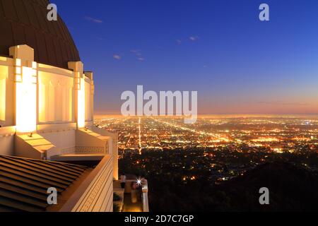 Griffith Park Observatory et Los Angeles City la nuit Banque D'Images