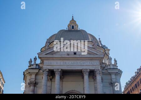 Façade et toit de Santa Maria à l'église catholique Montesanto, Piazza del Popolo, Rome, Italie Banque D'Images