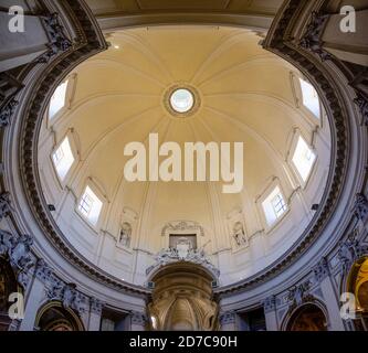 Intérieur image panoramique de Santa Maria dans le dôme de l'église catholique de Montesanto, Piazza del Popolo, Rome, Italie Banque D'Images