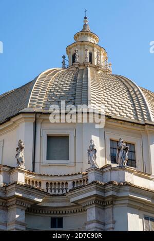 Toit et dôme de Santa Maria à l'église catholique Montesanto, Piazza del Popolo, Rome, Italie Banque D'Images