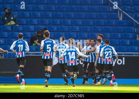 Barcelone, Espagne. 21 octobre 2020. Les joueurs d'Espanyol célèbrent un but lors d'un match de football espagnol de deuxième division entre le RCD Espanyol et le CD Mirandes à Barcelone, Espagne, le 21 octobre 2020. Crédit : Joan Gosa/Xinhua/Alay Live News Banque D'Images