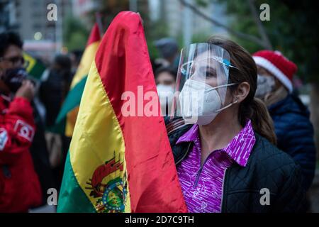 La Paz, Bolivie. 21 octobre 2020. Un petit groupe de manifestants se sont rassemblés devant la Cour suprême électorale. Ils prétendent que les élections du 18 octobre 2020 et qui ont conduit au triomphe de l'ancien parti au pouvoir Movimiento al Socialismo (mouvement pour le socialisme - MAS) ont été frauduleuses, bien que tous les politiciens boliviens et les observateurs internationaux aient accepté les résultats préliminaires. Credit: Radoslaw Czajkowski/ Alamy Live News Banque D'Images