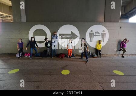 New York, États-Unis. 21 octobre 2020. Des élèves de l'école primaire PS 11 participent à des projets artistiques et à des activités interactives, au cours d'un programme de plein air post-scolaire qui s'est tenu au High Line Park à New York, NY, le 21 octobre 2020. (Anthony Behar/Sipa USA) crédit: SIPA USA/Alay Live News Banque D'Images