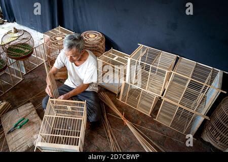 CANH Hoach Village, district de Thanh OAI (Hanoï), Vietnam - 15 septembre 2020 : photo d'un agriculteur qualifié est en train de fabriquer une cage d'oiseaux en bambou à Canh Hoach Vil Banque D'Images