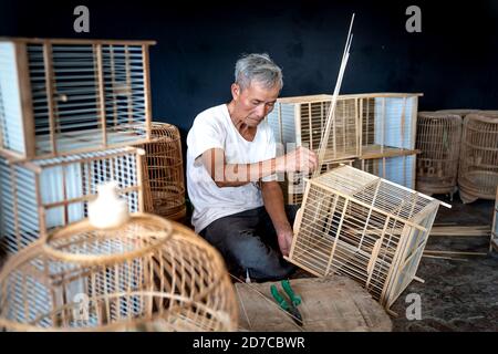 CANH Hoach Village, district de Thanh OAI (Hanoï), Vietnam - 15 septembre 2020 : photo d'un agriculteur qualifié est en train de fabriquer une cage d'oiseaux en bambou à Canh Hoach Vil Banque D'Images