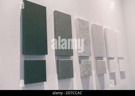 Des échantillons de quartz de comptoir de cuisine à la maison d'amélioration de l'intérieur de magasin de conception ou de projet d'appartement salle d'exposition. Rénovation de la maison couleurs de Banque D'Images