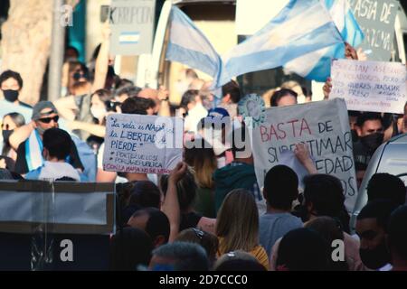 2020-10-12, Mendoza, Argentine: Lors d'une manifestation contre le gouvernement national, une femme porte un panneau qui se lit comme suit: "La vie n'est rien si la liberté est perdue" Banque D'Images