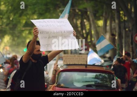 2020-10-12, Mendoza, Argentine: Lors d'une manifestation, un homme tient un signe lisant "le problème n'est pas la pandémie, mais le gouvernement. Wake UP, Argentine » Banque D'Images