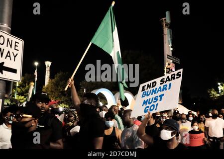 Atlanta, Géorgie, États-Unis. 21 octobre 2020. Un manifestant porte un panneau qui dit QUE METTRE FIN au SRAS BUHARI DOIT PARTIR!; comme les manifestants à Atlanta, dont un grand nombre sont nigérians, exigent l'abolition de la branche spéciale de la police nigériane appelée la Squad spécial anti-vol, également connue sous le nom de SRAS. Depuis plusieurs années, le SRAS fait l'objet d'un examen attentif pour avoir commis des violations des droits de l'homme et pour avoir commis des tactiques brutales de police contre les Nigérians. Crédit : John Arthur Brown/ZUMA Wire/Alay Live News Banque D'Images