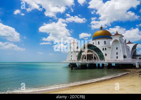 La mosquée Melaka Straits juste à côté de l'eau Banque D'Images