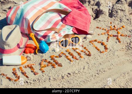 Inscription vitamine D avec forme de soleil, accessoires pour la détente et les enfants jouant sur le sable à la plage. Prévention de la carence en vitamine D. lif sain Banque D'Images