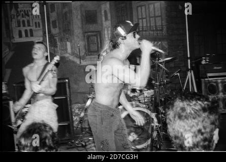 Brocante (Peter Michael Balzary, à gauche) et Anthony Kiedis de Red Hot Chili Peppers se présentant au Red Creek Inn, Rochester, NY, États-Unis, le 10 novembre 1985 Banque D'Images