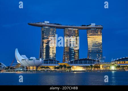 Emblématique Marina May Sands Hotel au crépuscule, vue depuis le pont Jubilee, de l'autre côté de Marina Bay ; Singapour Banque D'Images