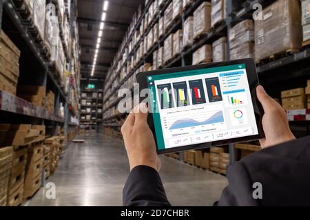 concept de vente au détail intelligent, homme main tyr pour utiliser l'apprentissage machine profond avec l'intelligence artificielle pour conserver, recueillir, analyser les données et le comportement du client Banque D'Images