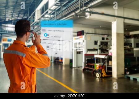 une usine intelligente qui utilise une technologie futuriste qui combine big data, iot, 5g, apprentissage en profondeur des machines, robot d'automatisation, realit virtuel mixte augmenté Banque D'Images