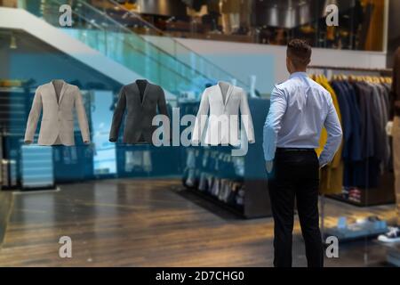 Détail de la technologie smart ito futuriste concept, homme heureux essayez d'utiliser le smart display avec virtuel ou la réalité augmentée dans le magasin de détail ou de choisir Banque D'Images